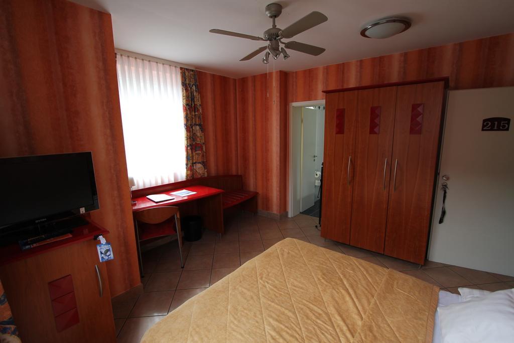 Hotel Mado Koln Ruang foto