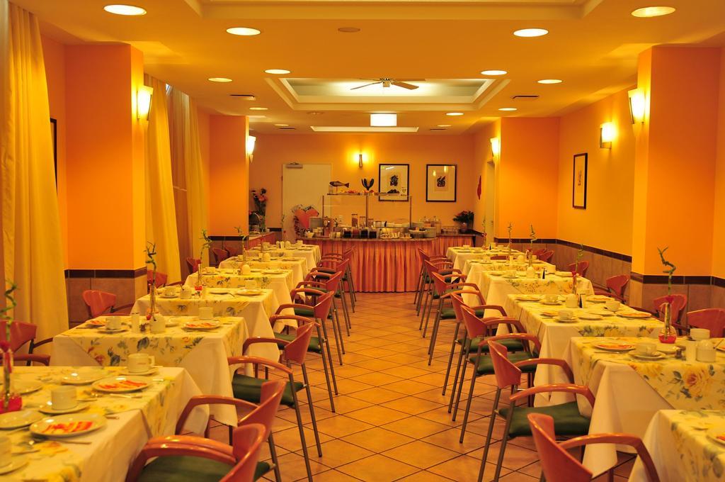 Hotel Mado Koln Bagian luar foto